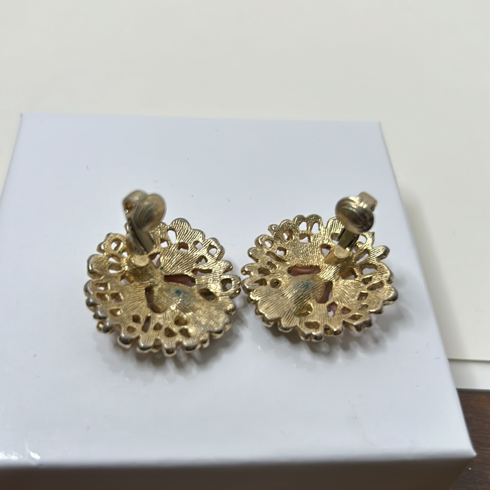 Sarah Coventry pink faux pearl green clip gold tone textured vintage earrings - Picture 3 of 4